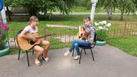 Художественный руководитель нашего Дома культуры Ираида Курышева провела мастер класс игры на гитаре на открытом воздухе.